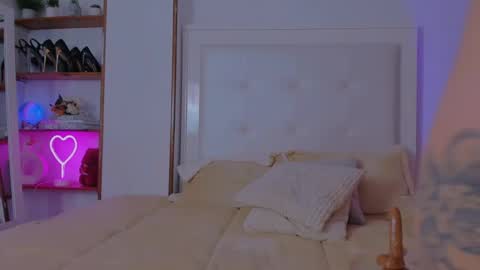 Sarah Luna online show from March 12, 2025, 2:23 pm