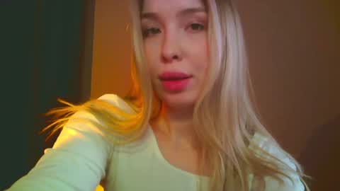 Snapshot of mia_fleur_ chatting on December 14, 2024, 11:56 pm Mia online show from December 14, 2024, 11:56 pm