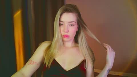 Snapshot of mia_fleur_ chatting on January 8, 2025, 5:59 am Mia online show from January 8, 2025, 5:59 am