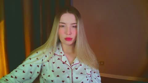 Snapshot of mia_fleur_ chatting on January 14, 2025, 9:45 am Mia online show from January 14, 2025, 9:45 am