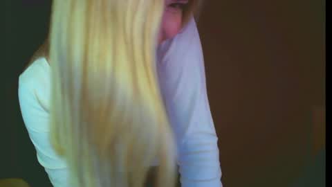 Snapshot of mia_fleur_ chatting on January 21, 2025, 8:11 pm Mia online show from January 21, 2025, 8:11 pm