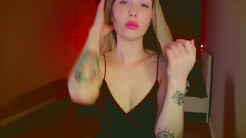 Snapshot of mia_fleur_ chatting on February 16, 2025, 3:58 am Mia online show from February 16, 2025, 3:58 am