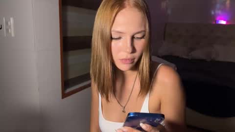 mia_floo online show from November 10, 2025, 2:27 pm