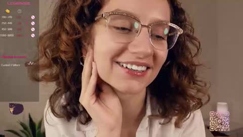 Mia  online show from September 23, 2025, 4:10 pm