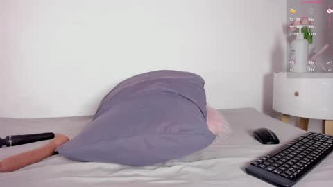 Snapshot of mia_holson chatting on April 18, 2026, 4:00 pm I am Mia online show from April 18, 2026, 4:00 pm
