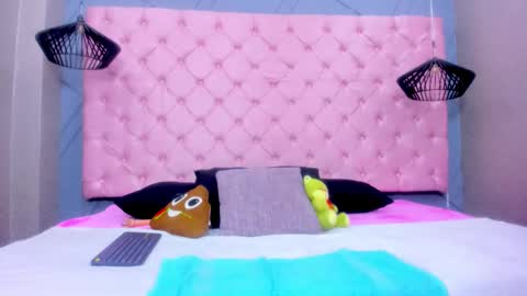 Mia online show from November 26, 2025, 12:28 pm