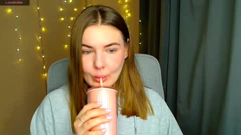 mia_lemm online show from November 19, 2025, 9:09 am