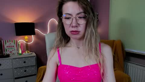 Mia online show from November 7, 2025, 8:25 am