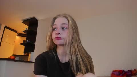 Snapshot of mia_meows chatting on October 7, 2025, 11:07 am Mia here Appreciate your support online show from October 7, 2025, 11:07 am