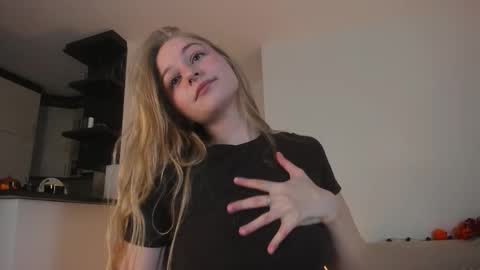 Snapshot of mia_meows chatting on October 15, 2025, 3:12 pm Mia here Appreciate your support online show from October 15, 2025, 3:12 pm