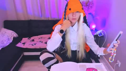 mia_meowxkiss online show from October 1, 2025, 4:24 pm