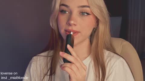 Snapshot of mia_milagros chatting on December 25, 2024, 2:25 am mia_milagros online show from December 25, 2024, 2:25 am