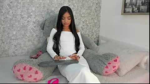 Mia online show from May 26, 2026, 2:07 am