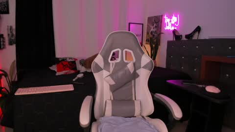 Snapshot of mia_ravenn chatting on April 14, 2026, 2:28 am Mia online show from April 14, 2026, 2:28 am