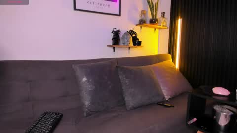 Mia online show from May 31, 2026, 1:14 am
