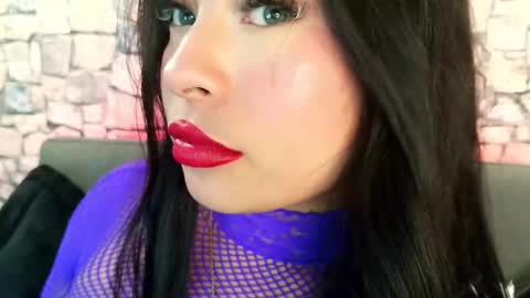 Mia online show from October 25, 2025, 3:51 pm