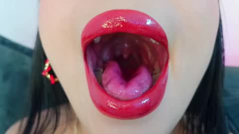 Snapshot of mia_roux1 chatting on April 22, 2026, 9:27 pm Mia online show from April 22, 2026, 9:27 pm