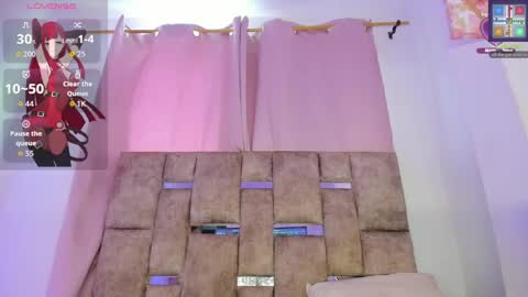 mia_royal online show from April 10, 2026, 7:07 pm