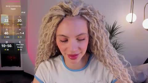 Snapshot of mia_silk chatting on October 21, 2025, 6:14 am Mia online show from October 21, 2025, 6:14 am