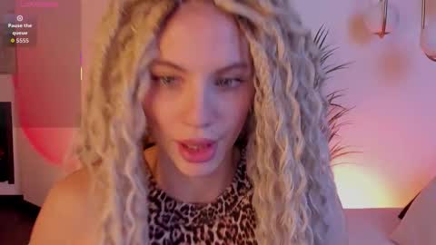 Snapshot of mia_silk chatting on October 29, 2025, 6:37 am Mia online show from October 29, 2025, 6:37 am