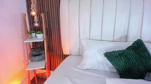 mia vixenn  online show from January 7, 2026, 11:18 pm