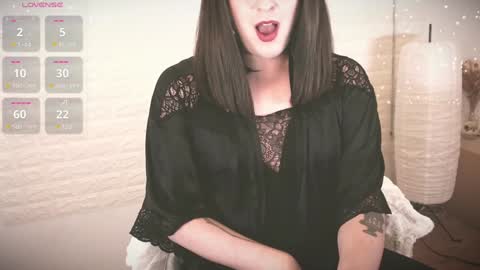 mia_wallase online show from December 28, 2024, 3:37 pm