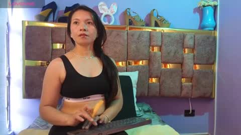 mia_wetts online show from October 6, 2025, 7:44 pm