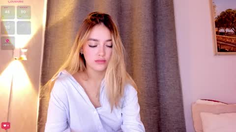 Snapshot of mia_white11 chatting on October 21, 2025, 1:23 pm Mia White online show from October 21, 2025, 1:23 pm