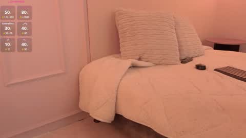 Mia White  online show from May 11, 2026, 4:04 pm