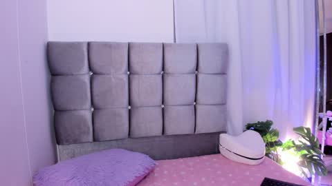 mia  nicolle online show from February 3, 2026, 3:48 am