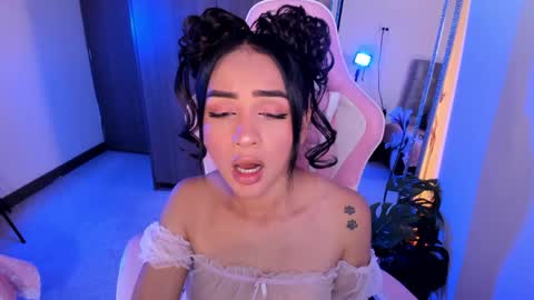 mia  nicolle online show from May 21, 2026, 2:07 am