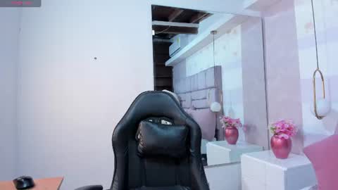 Mia  online show from June 18, 2026, 12:42 pm