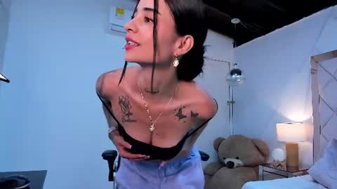 Mia  online show from June 19, 2026, 1:26 pm