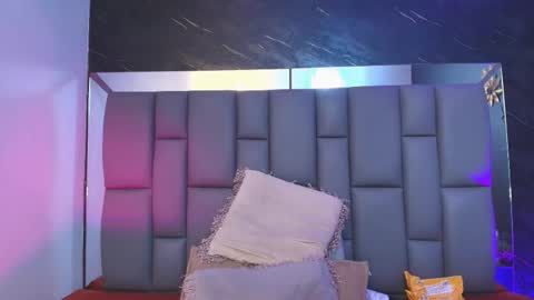 Mia online show from October 18, 2025, 12:06 pm