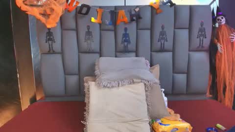 Mia online show from October 23, 2025, 12:04 pm