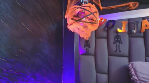 Mia online show from October 31, 2025, 12:06 pm