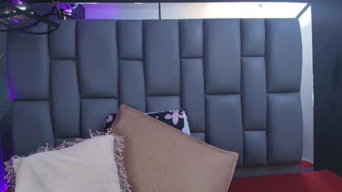 Mia online show from November 8, 2025, 12:05 pm