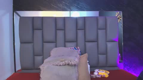 Mia online show from November 21, 2025, 12:04 pm