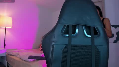 Mia online show from October 2, 2025, 8:05 pm