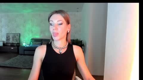 Mia online show from July 3, 2026, 4:30 am