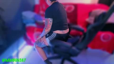 Mia online show from December 2, 2025, 1:00 am