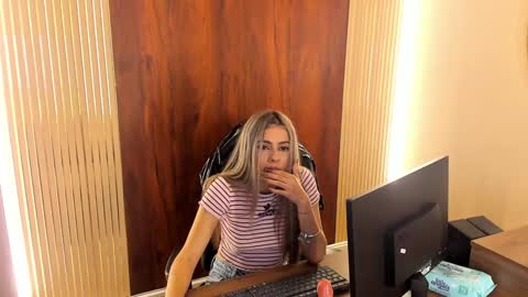 Snapshot of miacarperrlux chatting on January 30, 2025, 12:50 am MiaCarper online show from January 30, 2025, 12:50 am