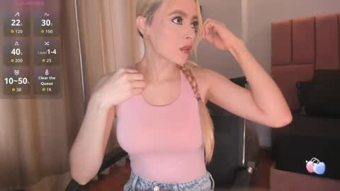 MiaCarper online show from April 18, 2026, 9:15 pm