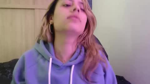 Miia  online show from December 3, 2025, 3:32 pm