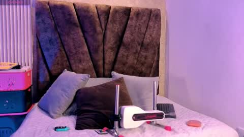 miagomezx online show from February 4, 2026, 7:09 pm