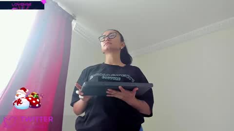 Mia  online show from December 12, 2024, 5:48 pm