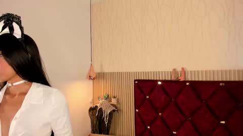 Miah and Bella online show from October 31, 2025, 7:04 pm