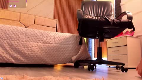 Miah  Sens online show from November 8, 2025, 4:23 am