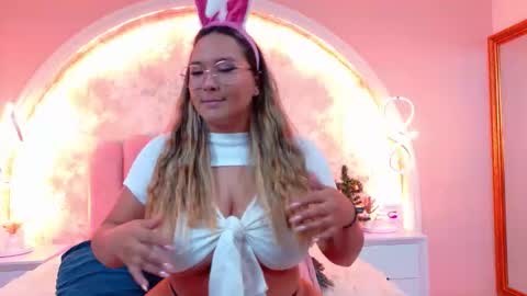 Mia online show from December 15, 2025, 4:28 am