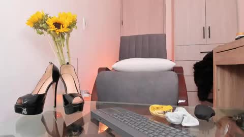 Mia Lenox online show from May 16, 2026, 9:13 pm